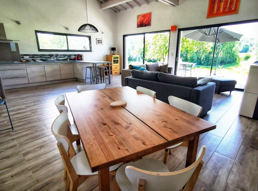 Salle à manger ouverte sur la terrasse